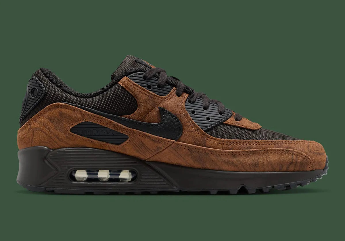 Nike Air Max 90 Premium Light British Tan Velvet Brown, sneaker beige et marron en suède et cuir avec détails noirs et unité Max Air visible.