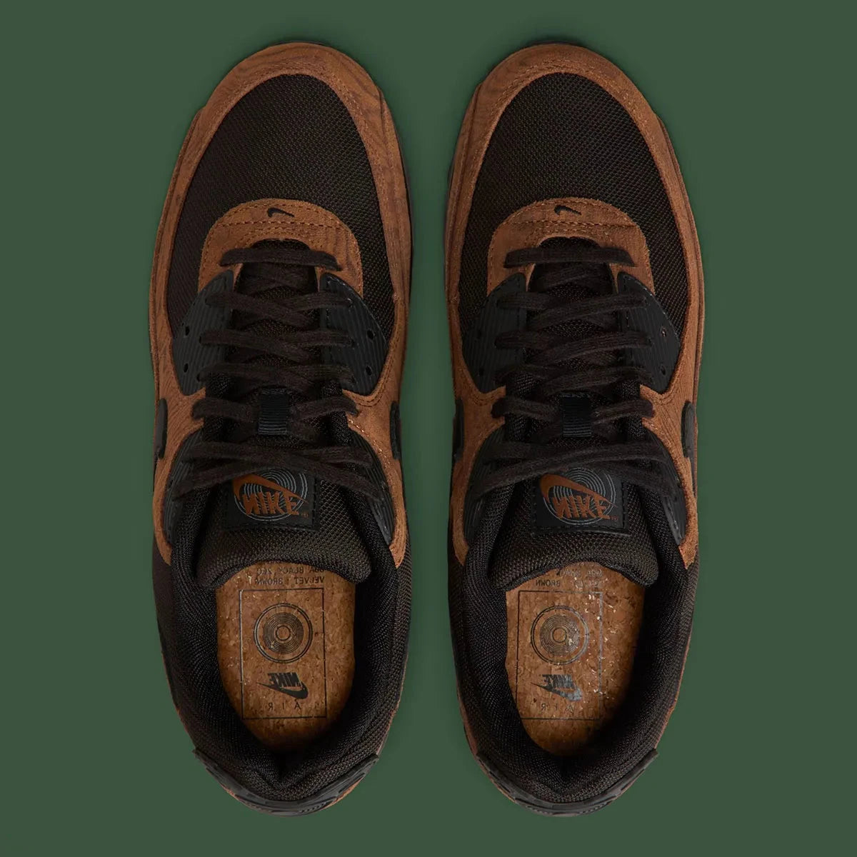 Nike Air Max 90 Premium Light British Tan Velvet Brown, sneaker beige et marron en suède et cuir avec détails noirs et unité Max Air visible.