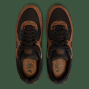 Nike Air Max 90 Premium Light British Tan Velvet Brown, sneaker beige et marron en suède et cuir avec détails noirs et unité Max Air visible.