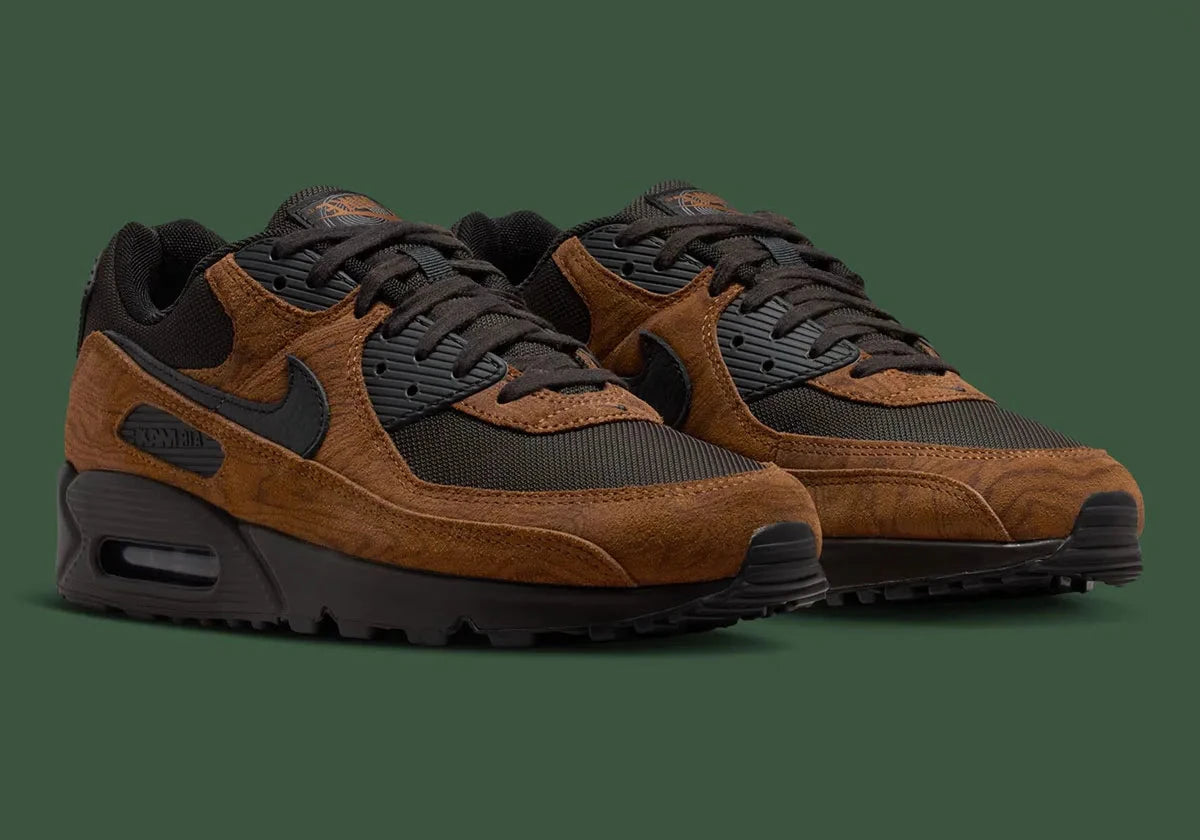 Nike Air Max 90 Premium Light British Tan Velvet Brown, sneaker beige et marron en suède et cuir avec détails noirs et unité Max Air visible.