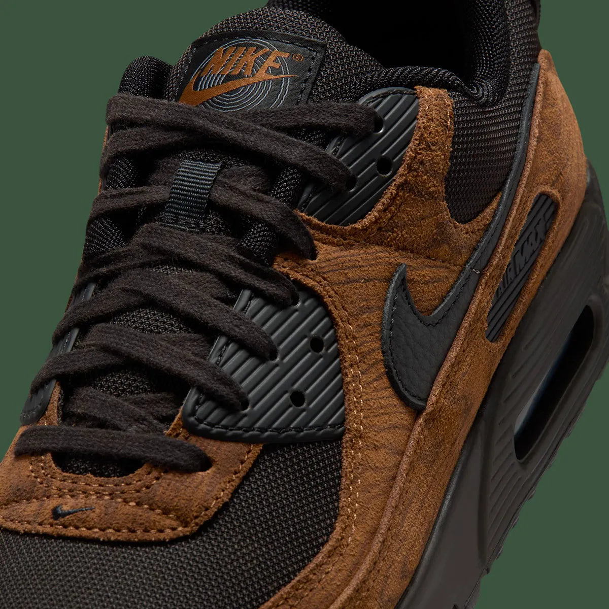 Nike Air Max 90 Premium Light British Tan Velvet Brown, sneaker beige et marron en suède et cuir avec détails noirs et unité Max Air visible.