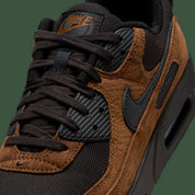 Nike Air Max 90 Premium Light British Tan Velvet Brown, sneaker beige et marron en suède et cuir avec détails noirs et unité Max Air visible.