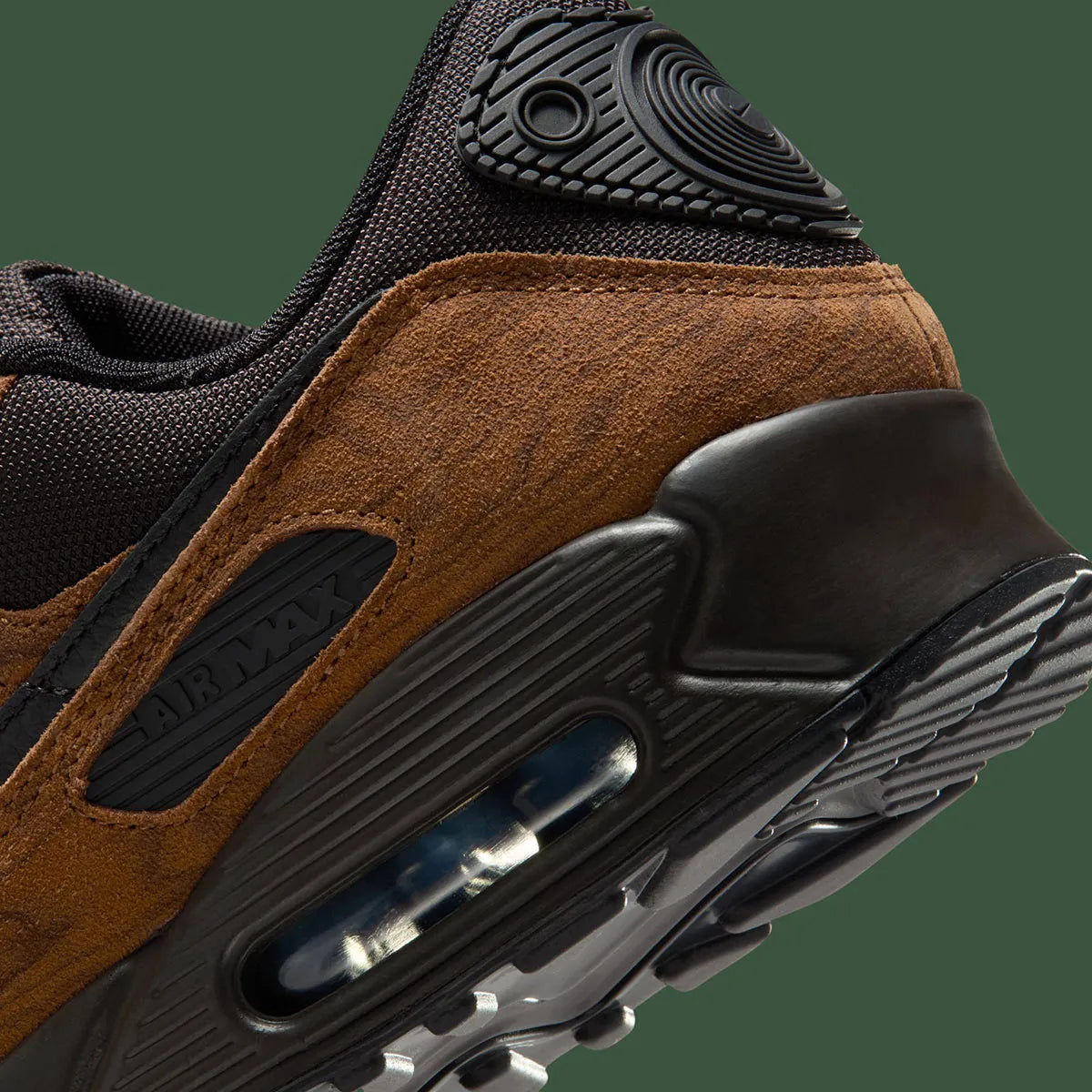 Nike Air Max 90 Premium Light British Tan Velvet Brown, sneaker beige et marron en suède et cuir avec détails noirs et unité Max Air visible.