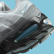 Nike Air Max 95 OG Big Bubble Cool Grey Silver, sneaker grise et argentée avec panneaux ondulés, détails Mineral Teal et unités Max Air visibles.