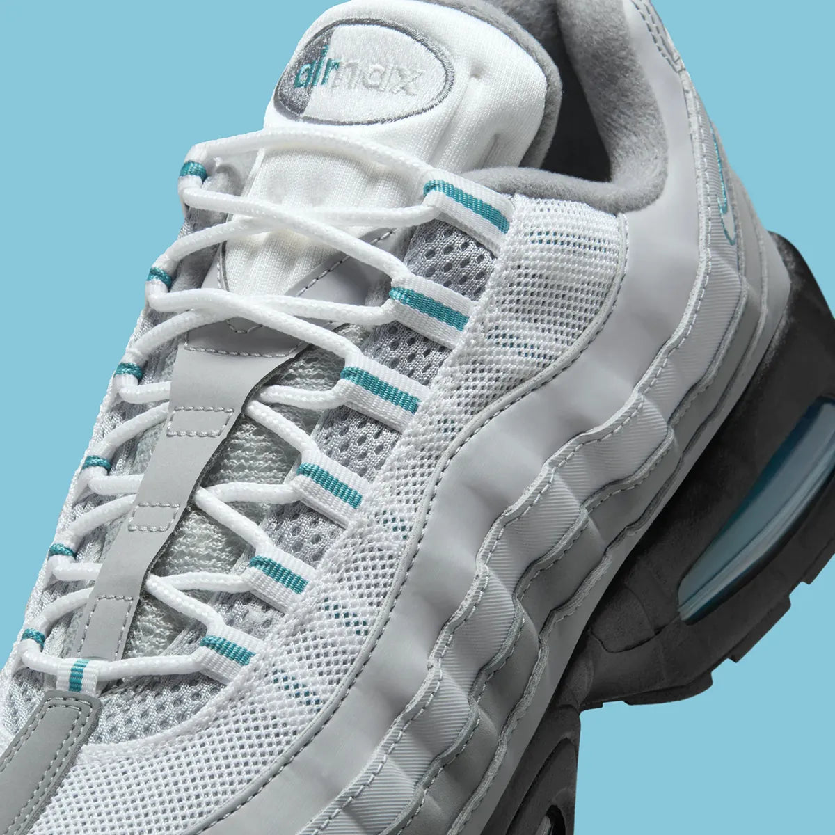 Nike Air Max 95 OG Big Bubble Cool Grey Silver, sneaker grise et argentée avec panneaux ondulés, détails Mineral Teal et unités Max Air visibles.