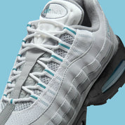 Nike Air Max 95 OG Big Bubble Cool Grey Silver, sneaker grise et argentée avec panneaux ondulés, détails Mineral Teal et unités Max Air visibles.