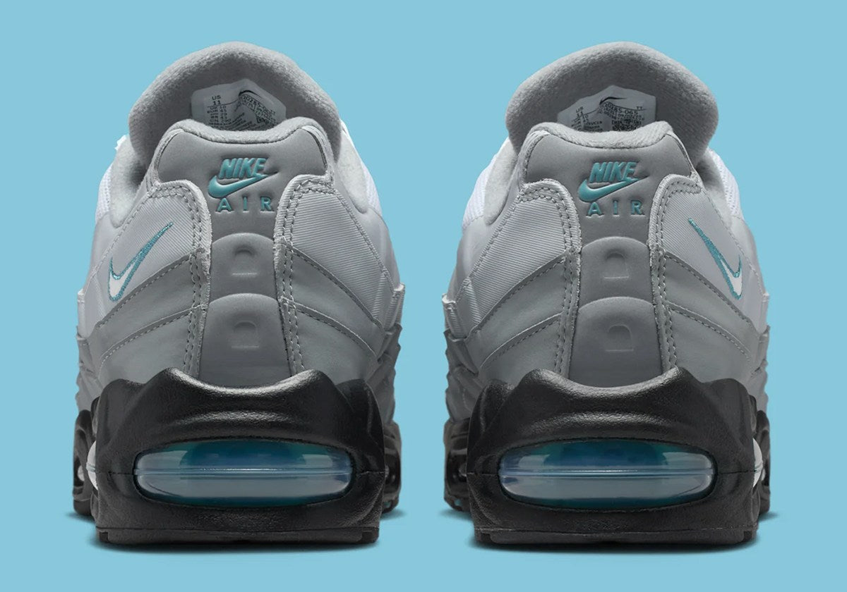Nike Air Max 95 OG Big Bubble Cool Grey Silver, sneaker grise et argentée avec panneaux ondulés, détails Mineral Teal et unités Max Air visibles.