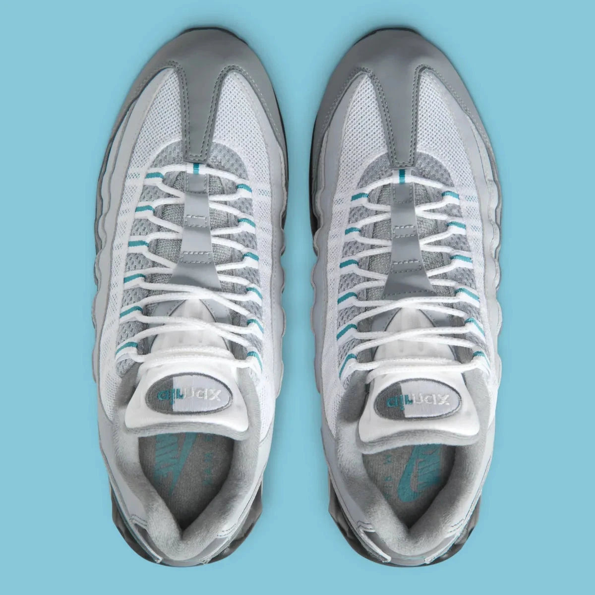 Nike Air Max 95 OG Big Bubble Cool Grey Silver, sneaker grise et argentée avec panneaux ondulés, détails Mineral Teal et unités Max Air visibles.