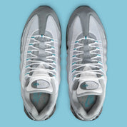 Nike Air Max 95 OG Big Bubble Cool Grey Silver, sneaker grise et argentée avec panneaux ondulés, détails Mineral Teal et unités Max Air visibles.