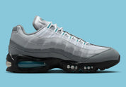 Nike Air Max 95 OG Big Bubble Cool Grey Silver, sneaker grise et argentée avec panneaux ondulés, détails Mineral Teal et unités Max Air visibles.