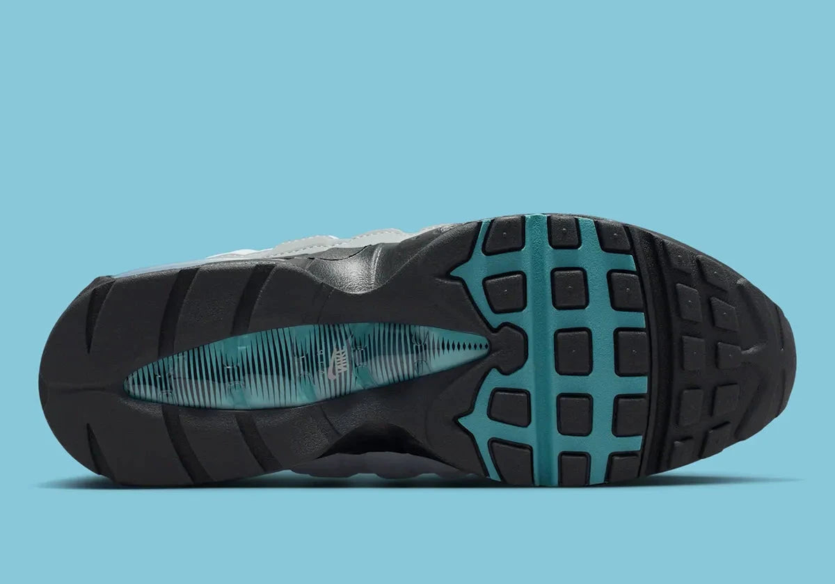 Nike Air Max 95 OG Big Bubble Cool Grey Silver, sneaker grise et argentée avec panneaux ondulés, détails Mineral Teal et unités Max Air visibles.