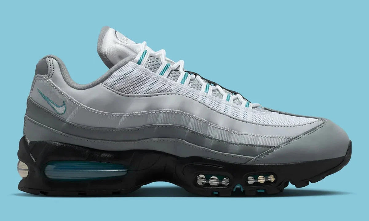 Nike Air Max 95 OG Big Bubble Cool Grey Silver, sneaker grise et argentée avec panneaux ondulés, détails Mineral Teal et unités Max Air visibles.