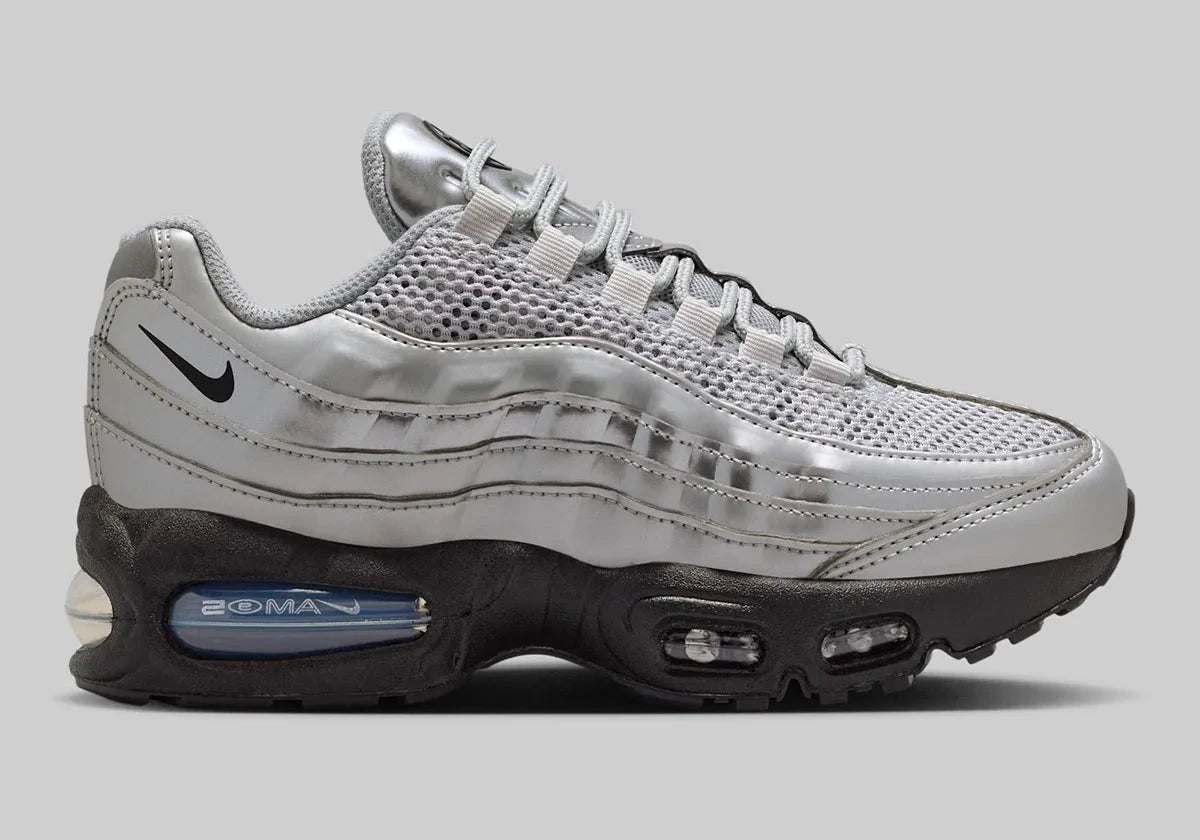 Sneakers Nike Air Max 95 SE Big Bubble en argent métallisé, avec mesh respirant, cuir synthétique premium et bulle Air Max visible surdimensionnée.Vue de coté 
