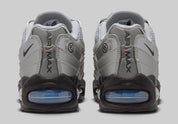 Sneakers Nike Air Max 95 SE Big Bubble en argent métallisé, avec mesh respirant, cuir synthétique premium et bulle Air Max visible surdimensionnée.Vue arrière 