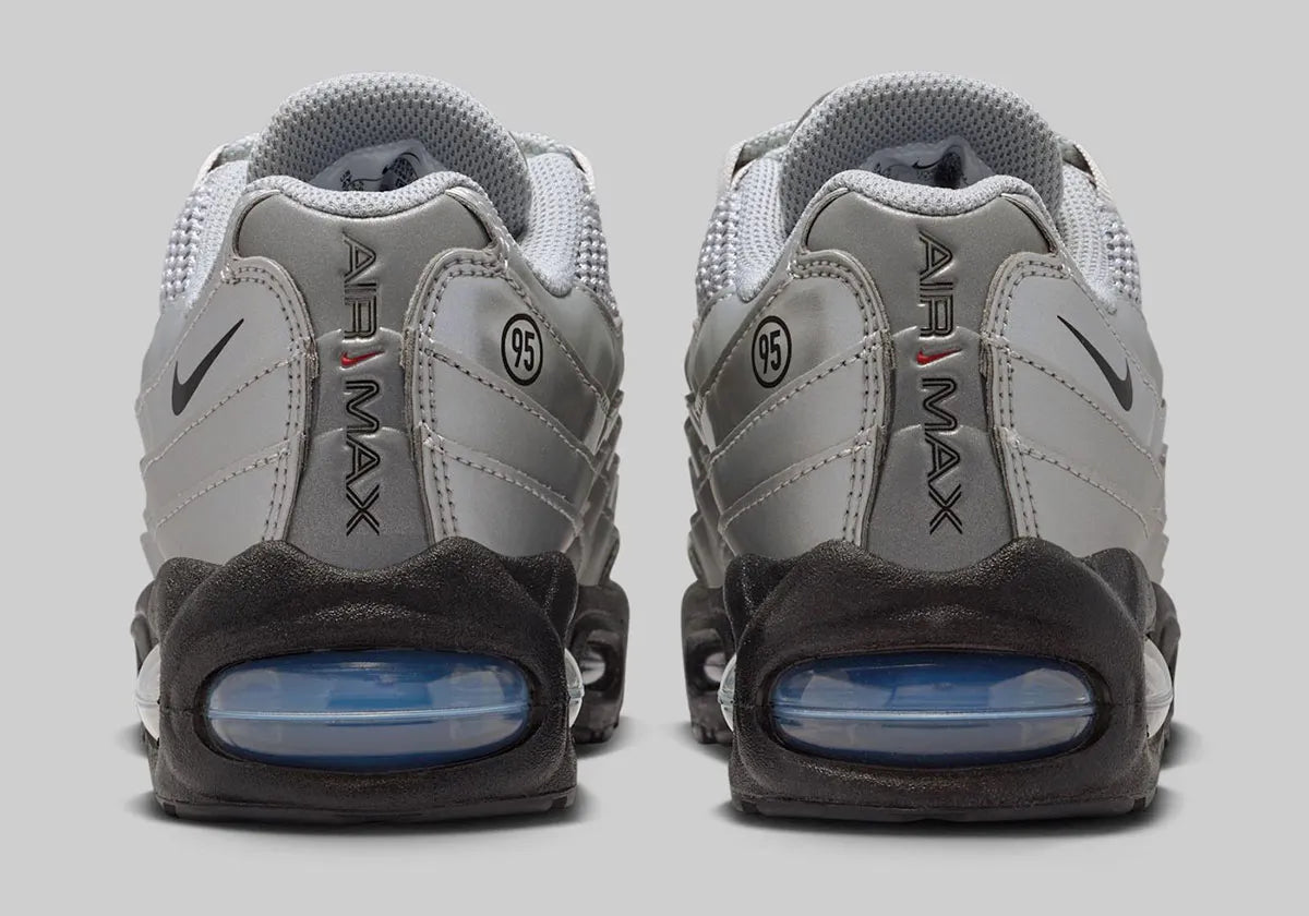 Sneakers Nike Air Max 95 SE Big Bubble en argent métallisé, avec mesh respirant, cuir synthétique premium et bulle Air Max visible surdimensionnée.Vue arrière 