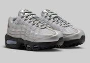 Sneakers Nike Air Max 95 SE Big Bubble en argent métallisé, avec mesh respirant, cuir synthétique premium et bulle Air Max visible surdimensionnée.Vue de profil
