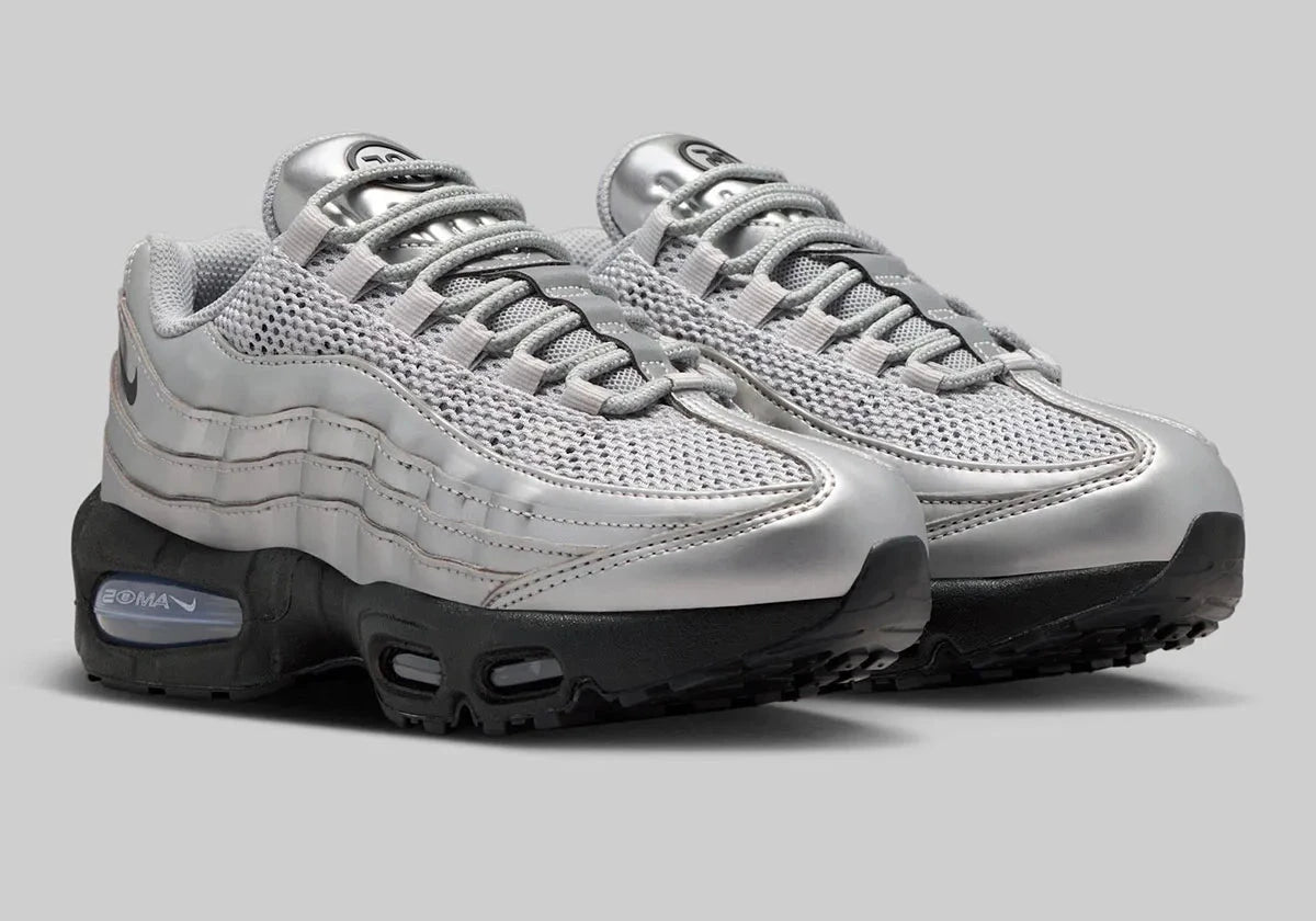 Sneakers Nike Air Max 95 SE Big Bubble en argent métallisé, avec mesh respirant, cuir synthétique premium et bulle Air Max visible surdimensionnée.Vue de profil