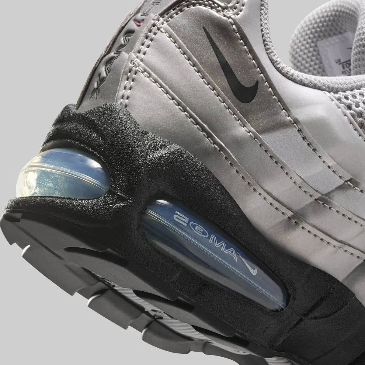 Sneakers Nike Air Max 95 SE Big Bubble en argent métallisé, avec mesh respirant, cuir synthétique premium et bulle Air Max visible surdimensionnée.Vue zoomer arrière 