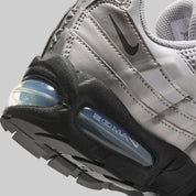 Sneakers Nike Air Max 95 SE Big Bubble en argent métallisé, avec mesh respirant, cuir synthétique premium et bulle Air Max visible surdimensionnée.Vue zoomer arrière 
