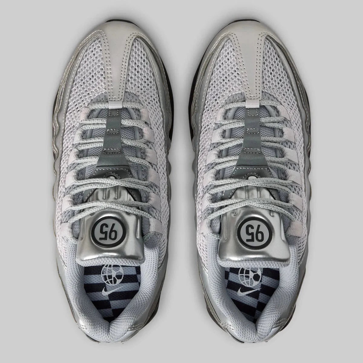 Sneakers Nike Air Max 95 SE Big Bubble en argent métallisé, avec mesh respirant, cuir synthétique premium et bulle Air Max visible surdimensionnée.Vue de haut 