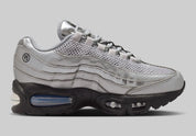 Sneakers Nike Air Max 95 SE Big Bubble en argent métallisé, avec mesh respirant, cuir synthétique premium et bulle Air Max visible surdimensionnée.Vue de coté 