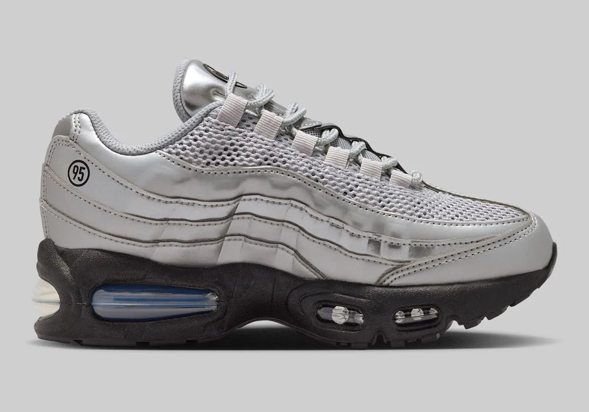 Sneakers Nike Air Max 95 SE Big Bubble en argent métallisé, avec mesh respirant, cuir synthétique premium et bulle Air Max visible surdimensionnée.Vue de coté 
