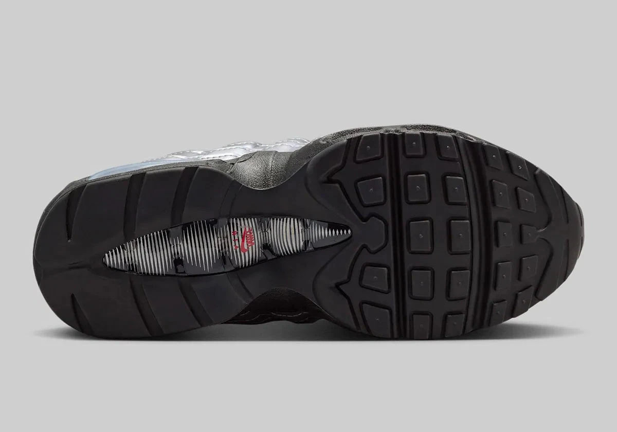Sneakers Nike Air Max 95 SE Big Bubble en argent métallisé, avec mesh respirant, cuir synthétique premium et bulle Air Max visible surdimensionnée.Vue de la semelle extérieur 