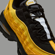 Sneakers Nike Air Max 95 OG Big Bubble Varsity Maize Black en mesh respirant et cuir premium avec amorti Air Max visible haut de gamme.Vue zoomer avant