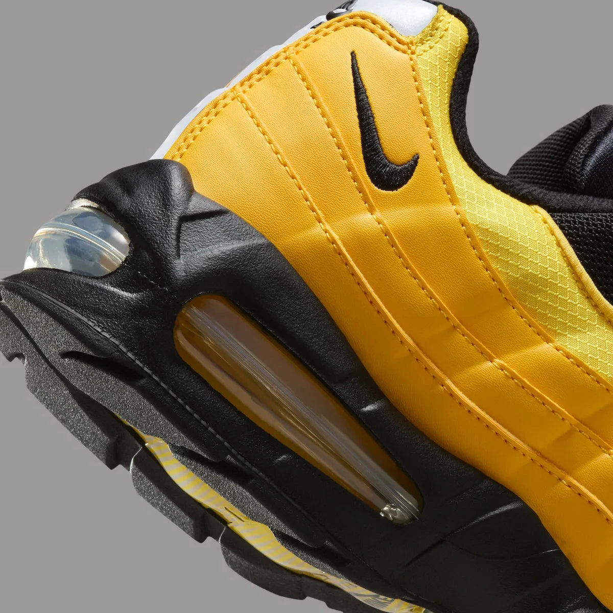 Sneakers Nike Air Max 95 OG Big Bubble Varsity Maize Black en mesh respirant et cuir premium avec amorti Air Max visible haut de gamme.Vue zoomer arrière 