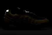 Sneakers Nike Air Max 95 OG Big Bubble Varsity Maize Black en mesh respirant et cuir premium avec amorti Air Max visible haut de gamme.Vue de nuit 