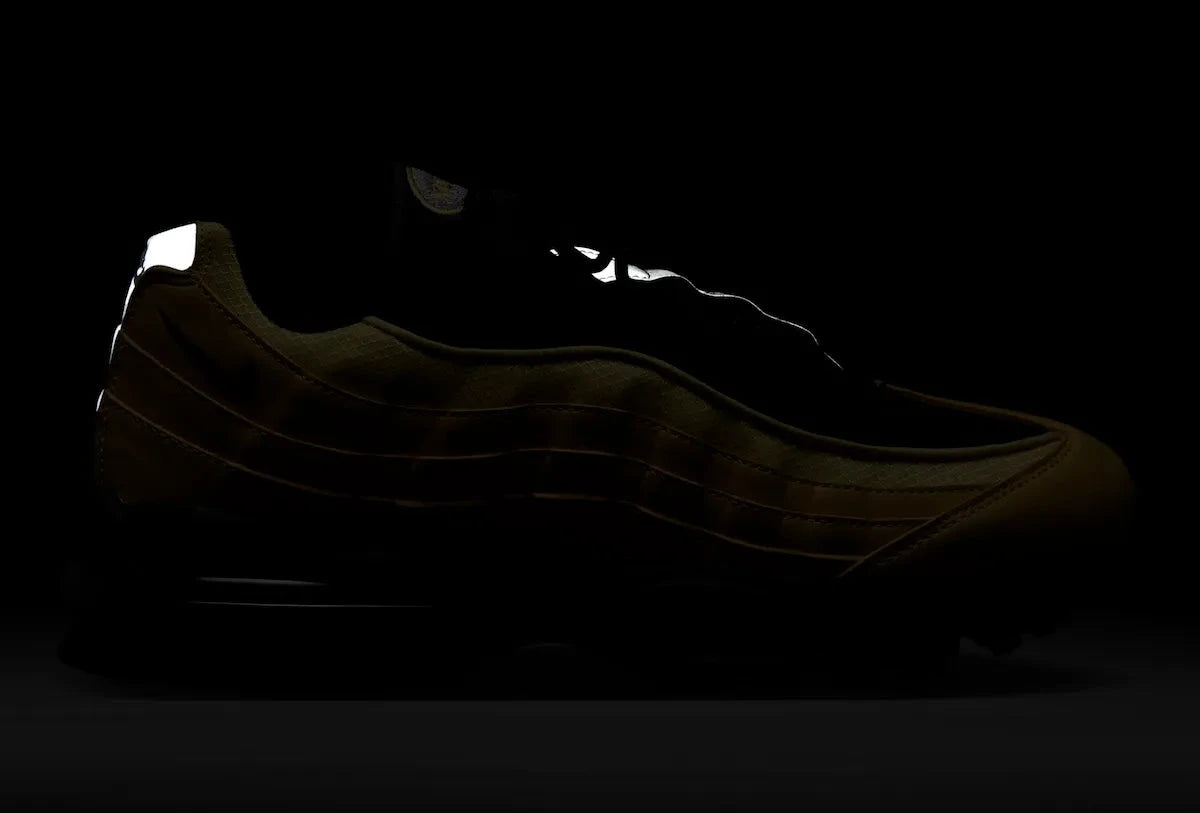 Sneakers Nike Air Max 95 OG Big Bubble Varsity Maize Black en mesh respirant et cuir premium avec amorti Air Max visible haut de gamme.Vue de nuit 