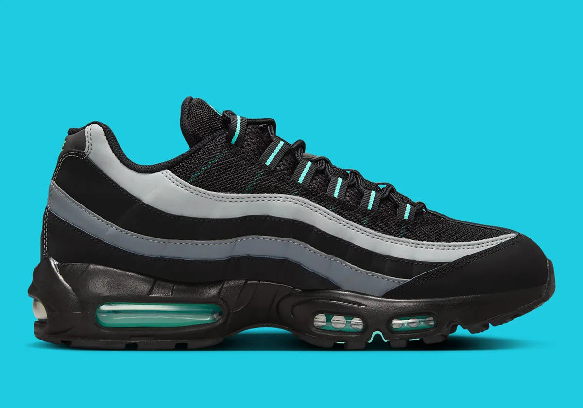 Sneakers Nike Air Max 95 noires avec accents Aurora Green en mesh et matières synthétiques avec amorti Air Max visible. Vue intérieur