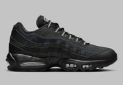 Nike Air Max 95 Black Silver noire et grise avec panneaux superposés Black, Anthracite et Stadium Grey et unités Nike Air visibles vue de profil intérieur. 