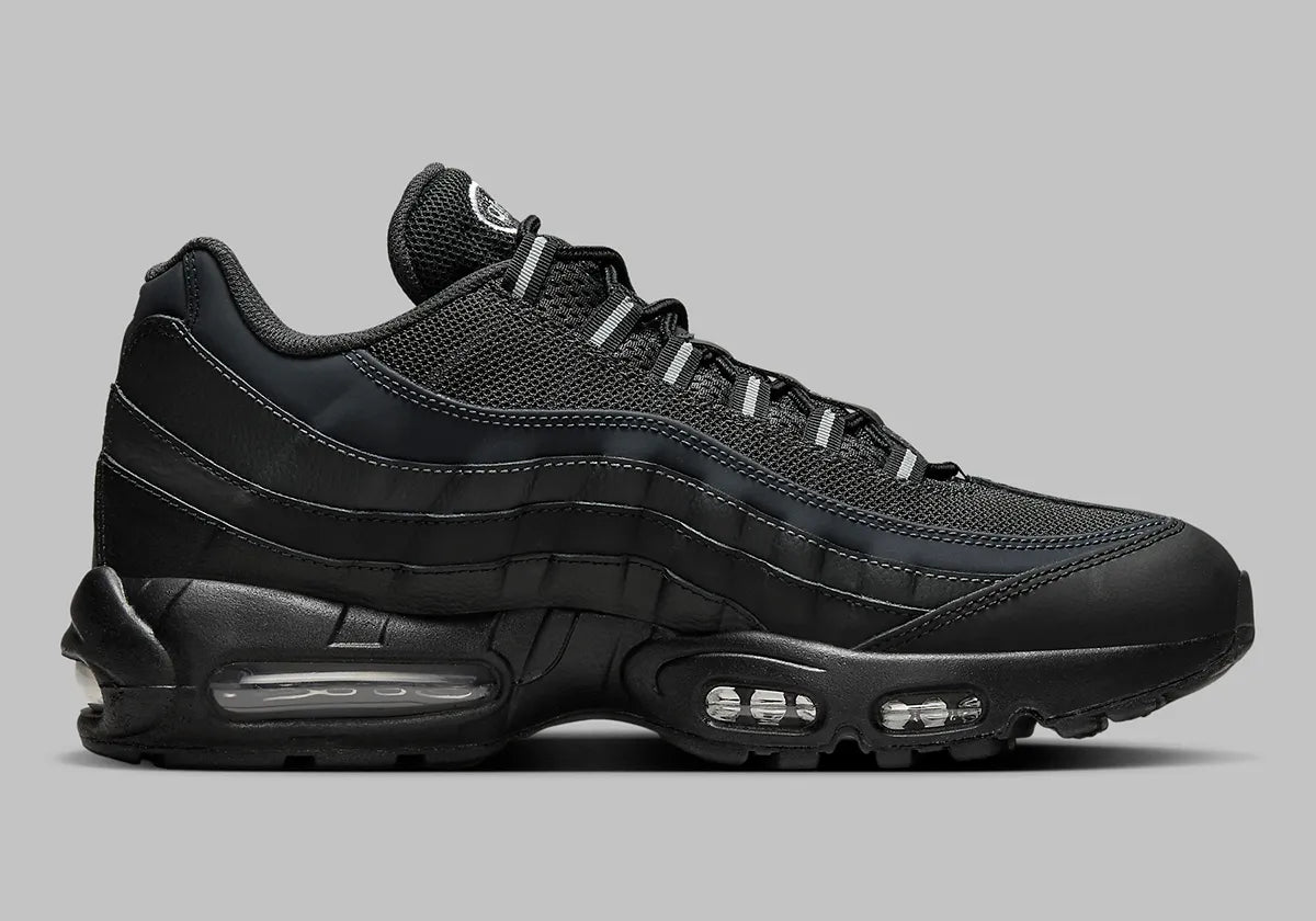 Nike Air Max 95 Black Silver noire et grise avec panneaux superposés Black, Anthracite et Stadium Grey et unités Nike Air visibles vue de profil intérieur. 