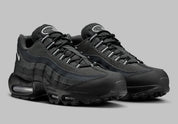 Nike Air Max 95 Black Silver noire et grise avec panneaux superposés Black, Anthracite et Stadium Grey et unités Nike Air visibles vue de 3/4 face. 