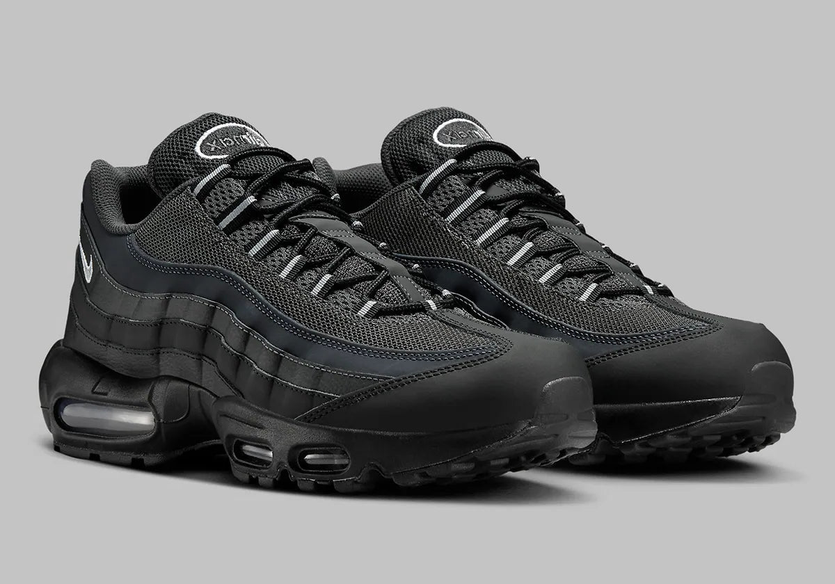 Nike Air Max 95 Black Silver noire et grise avec panneaux superposés Black, Anthracite et Stadium Grey et unités Nike Air visibles vue de 3/4 face. 