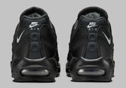 Nike Air Max 95 Black Silver noire et grise avec panneaux superposés Black, Anthracite et Stadium Grey et unités Nike Air visibles vue de derrière. 