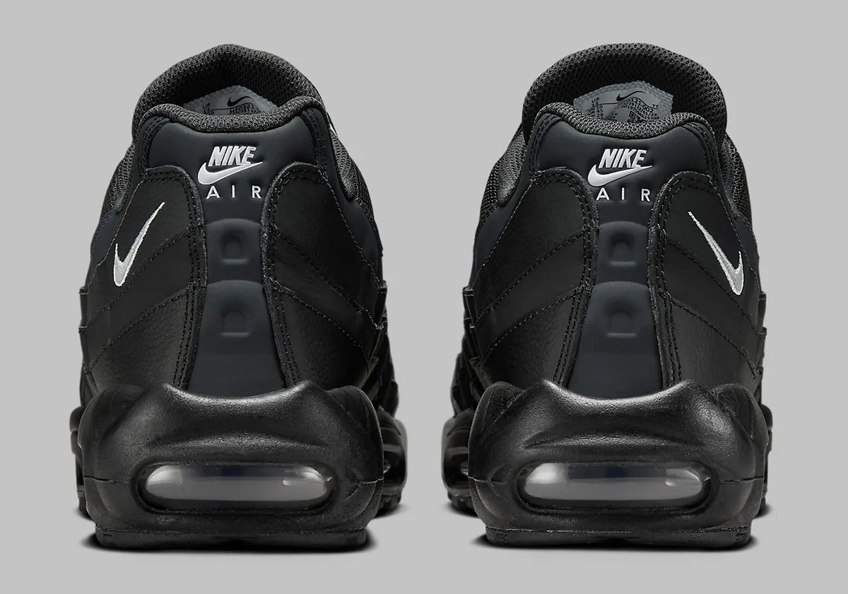 Nike Air Max 95 Black Silver noire et grise avec panneaux superposés Black, Anthracite et Stadium Grey et unités Nike Air visibles vue de derrière. 