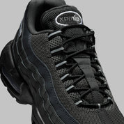 Vue zoomée sur les détails latéraux de la Nike Air Max 95 Black Silver noire et grise avec panneaux superposés Black, Anthracite et Stadium Grey et unités Nike Air visibles.