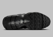 Nike Air Max 95 Black Silver noire et grise avec panneaux superposés Black, Anthracite et Stadium Grey et unités Nike Air visibles vue de dessous. 
