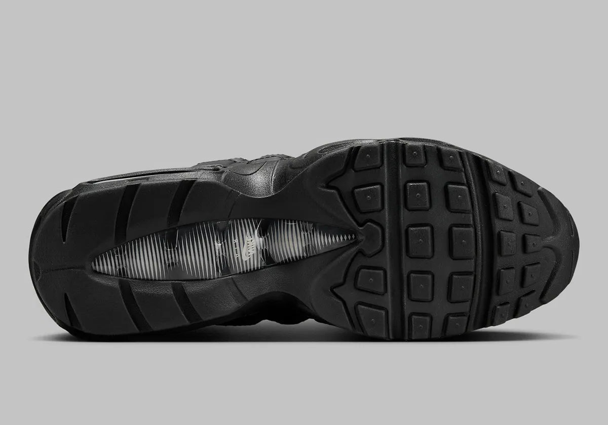 Nike Air Max 95 Black Silver noire et grise avec panneaux superposés Black, Anthracite et Stadium Grey et unités Nike Air visibles vue de dessous. 