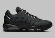 Nike Air Max 95 Black Silver noire et grise avec panneaux superposés Black, Anthracite et Stadium Grey et unités Nike Air visibles vue de profil. 