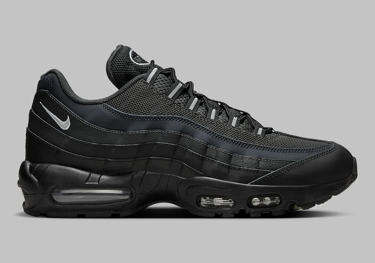 Nike Air Max 95 Black Silver noire et grise avec panneaux superposés Black, Anthracite et Stadium Grey et unités Nike Air visibles vue de profil. 