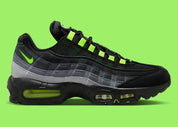 Nike Air Max 95 Black Neon FV4710-001, sneaker noire et grise en mesh et suède avec détails Volt et unités Nike Air visibles.