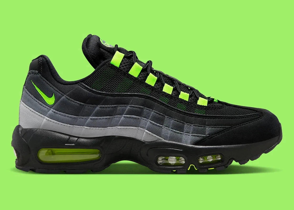 Nike Air Max 95 Black Neon FV4710-001, sneaker noire et grise en mesh et suède avec détails Volt et unités Nike Air visibles.
