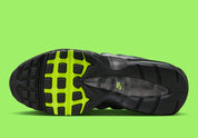 Nike Air Max 95 Black Neon FV4710-001, sneaker noire et grise en mesh et suède avec détails Volt et unités Nike Air visibles.