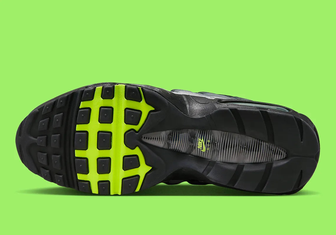 Nike Air Max 95 Black Neon FV4710-001, sneaker noire et grise en mesh et suède avec détails Volt et unités Nike Air visibles.