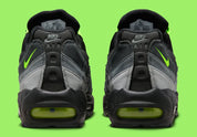 Nike Air Max 95 Black Neon FV4710-001, sneaker noire et grise en mesh et suède avec détails Volt et unités Nike Air visibles.