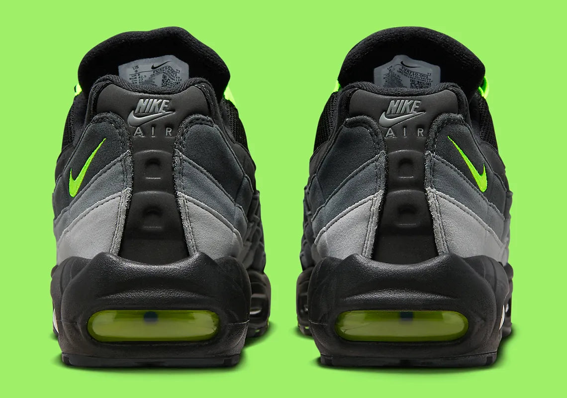 Nike Air Max 95 Black Neon FV4710-001, sneaker noire et grise en mesh et suède avec détails Volt et unités Nike Air visibles.