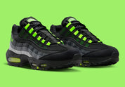 Nike Air Max 95 Black Neon FV4710-001, sneaker noire et grise en mesh et suède avec détails Volt et unités Nike Air visibles.